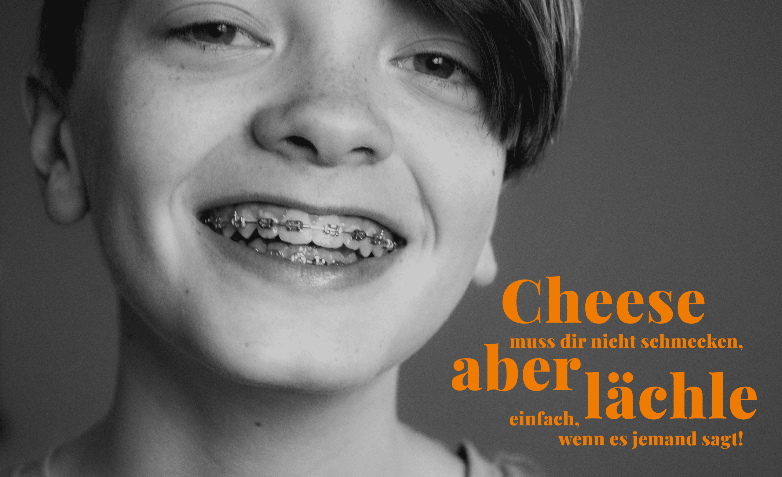 Werbeplakat mit dem Slogan "Cheese muss dir nicht schmecken, aber lächle einfach, wenn es jemand!"