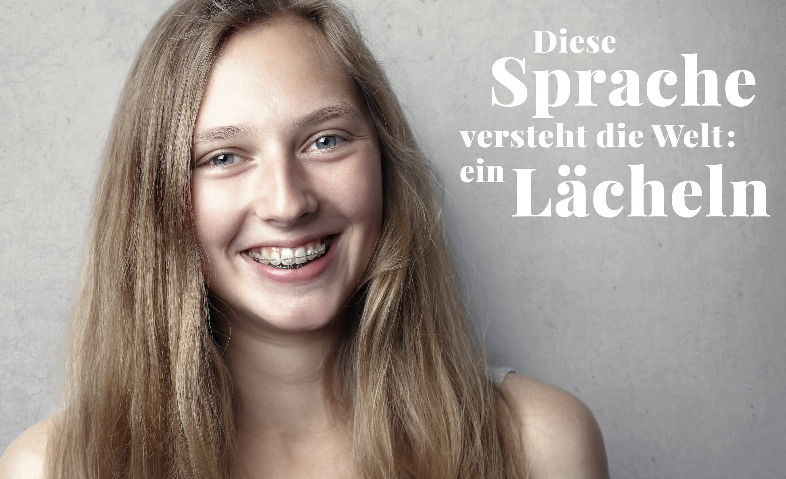 Werbeplakat mit dem Slogan "Diese Sprache versteht die Welt: ein Lächeln"